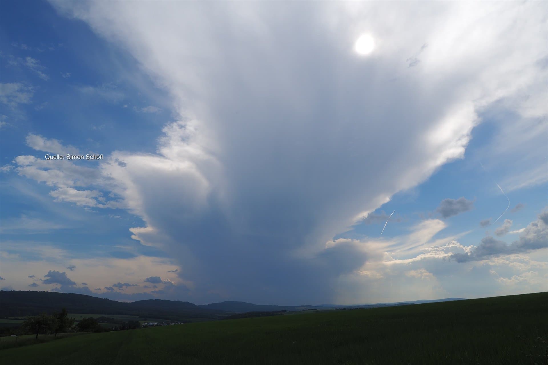 Gewitter über den Mittelgebirgen, am Oberrhein bis 33 Grad