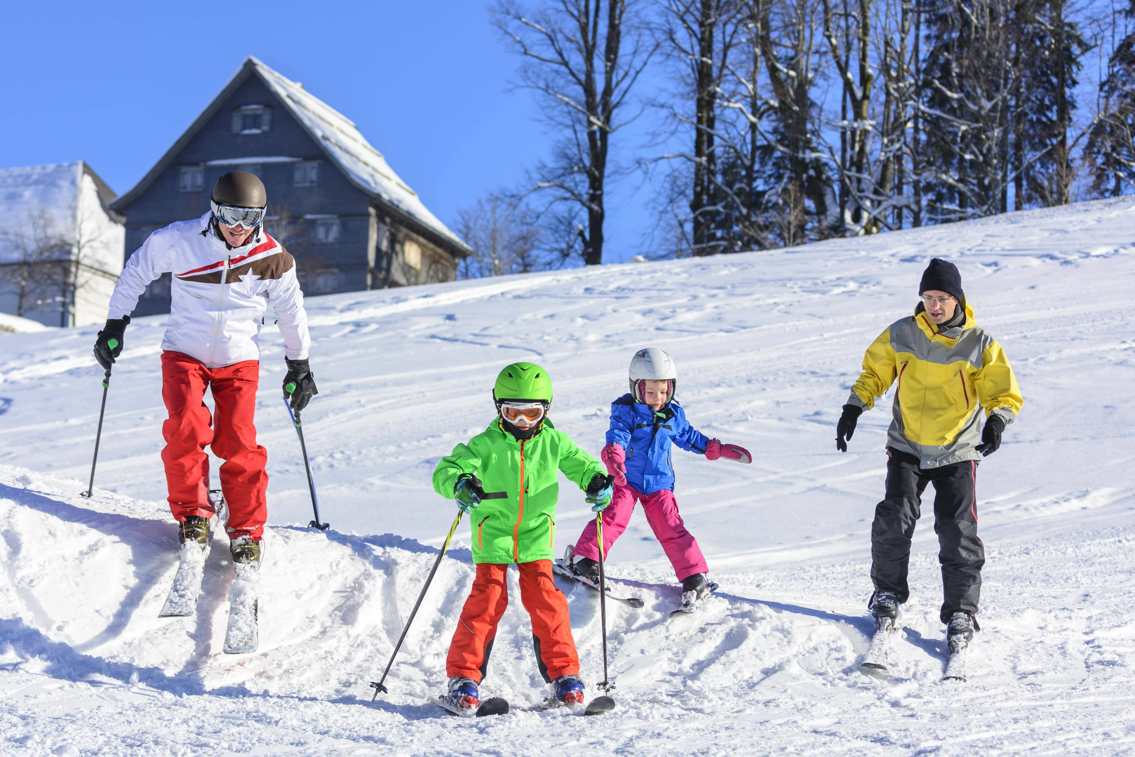 Wintersport weltweit – Skigebiete mit aktuellen Schneehöhen auf wetter.net Wintersportler auf verschneiter Piste mit Bergen im Hintergrund – Skigebiet Wintersport