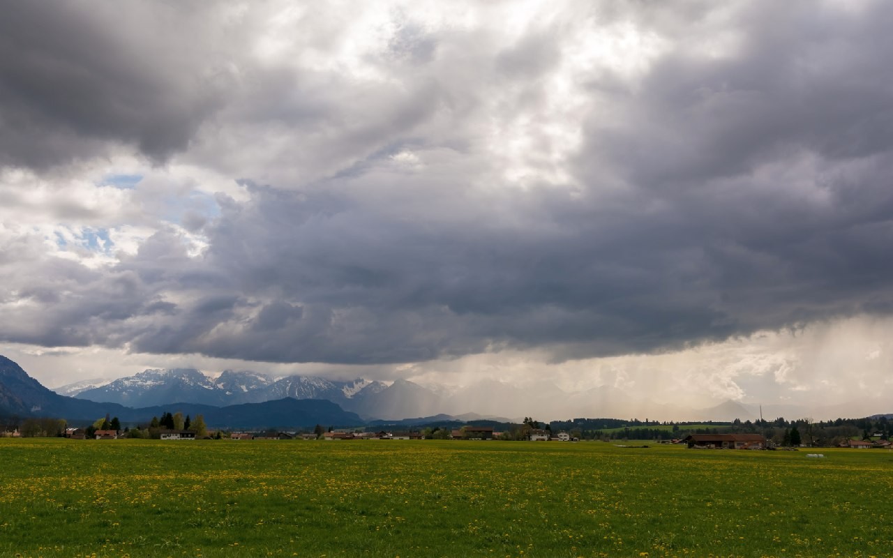 Schauerwetter, Teils Mit Blitz Und Donner